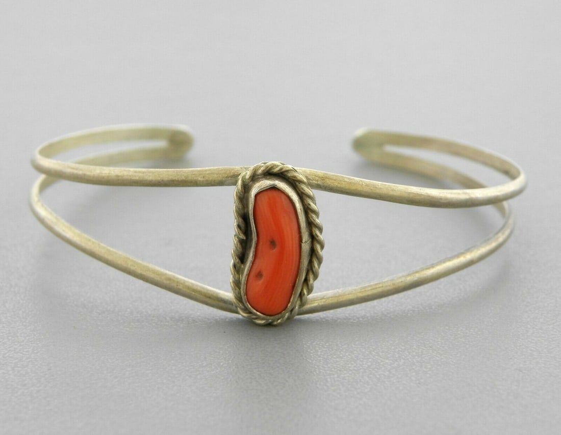 VINTAGE BEAUTIFUL NAVAJO STERLING SILVER CORAL CUFF (1 of 2)