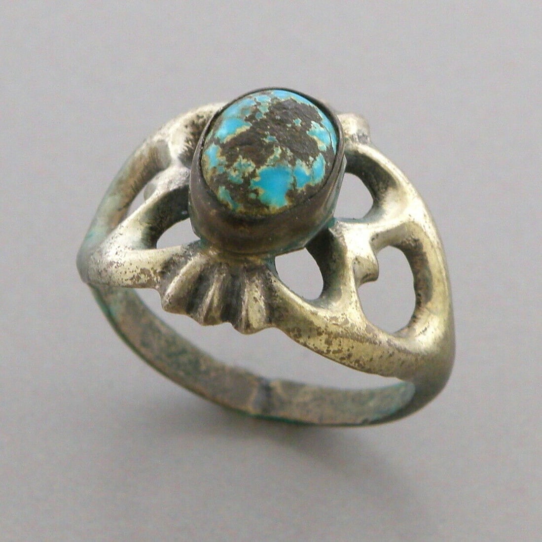 VINTAGE SOUTHWESTERN STERLING SILVER TURQUOISE RING SIZE 8 (1 of 2)