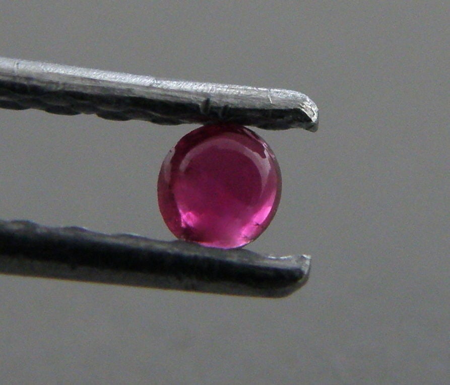 3.5mm ROUND CABOCHON NATURAL PIGEON BLOOD RUBY (1 of 1)