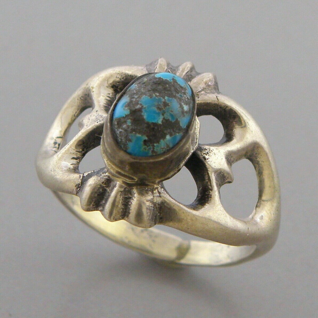 VINTAGE SOUTHWESTERN STERLING SILVER TURQUOISE RING SIZE 8 (1 of 2)