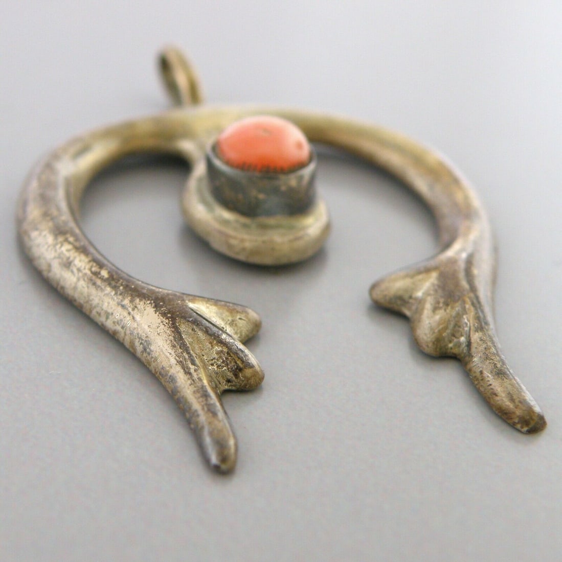 VINTAGE NAVAJO STERLING SILVER CORAL HORSESHOE PENDANT (1 of 2)