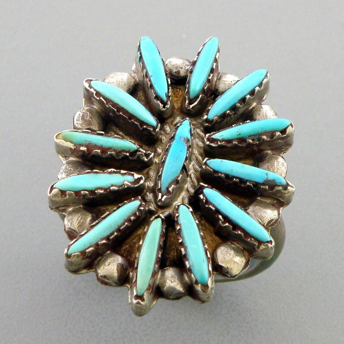 VINTAGE ZUNI PETIT POINT STERLING SILVER TURQUOISE RING (1 of 2)