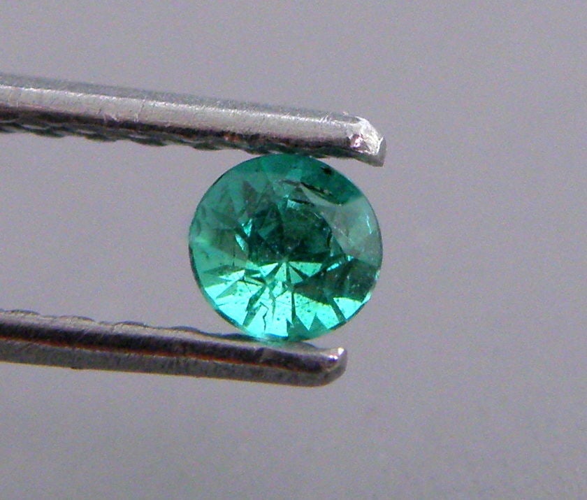 2.5mm ROUND CUT NATURAL COLOMBIAN EMERALD (1 of 1)