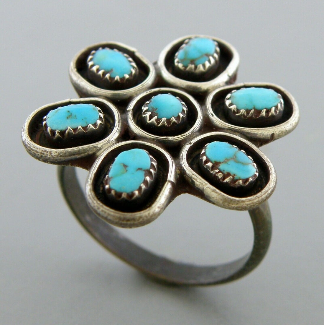 VINTAGE ZUNI PETIT POINT STERLING SILVER TURQUOISE RING (1 of 2)