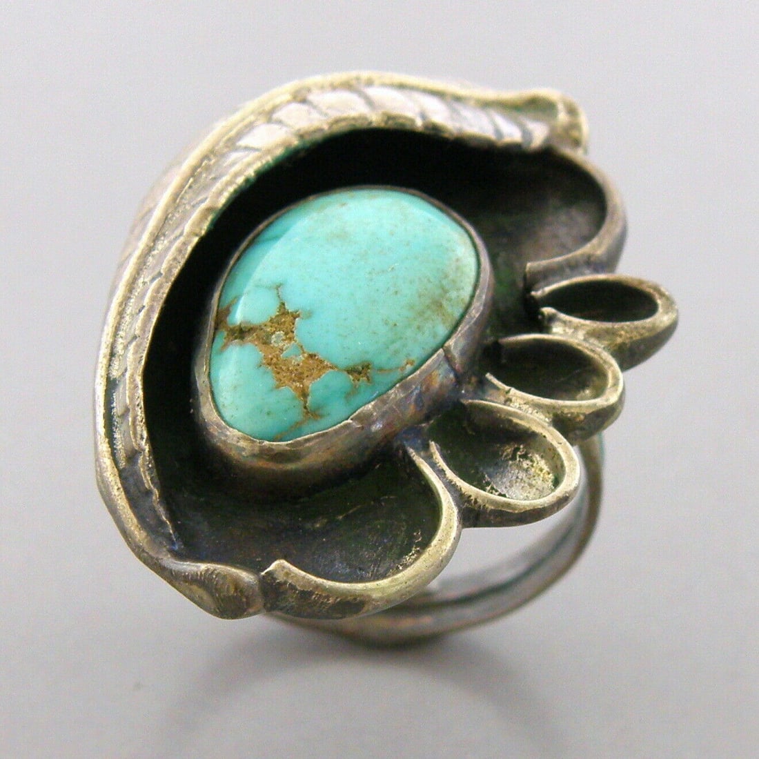 VINTAGE BEAUTIFUL NAVAJO STERLING SILVER TURQUOISE RING (1 of 2)