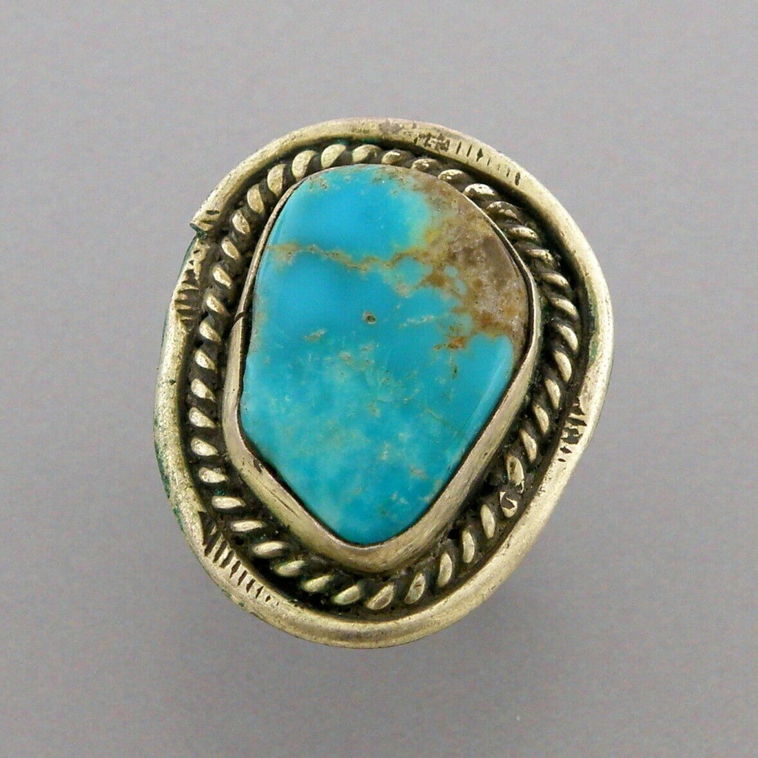 VINTAGE BEAUTIFUL NAVAJO STERLING SILVER TURQUOISE RING (1 of 2)