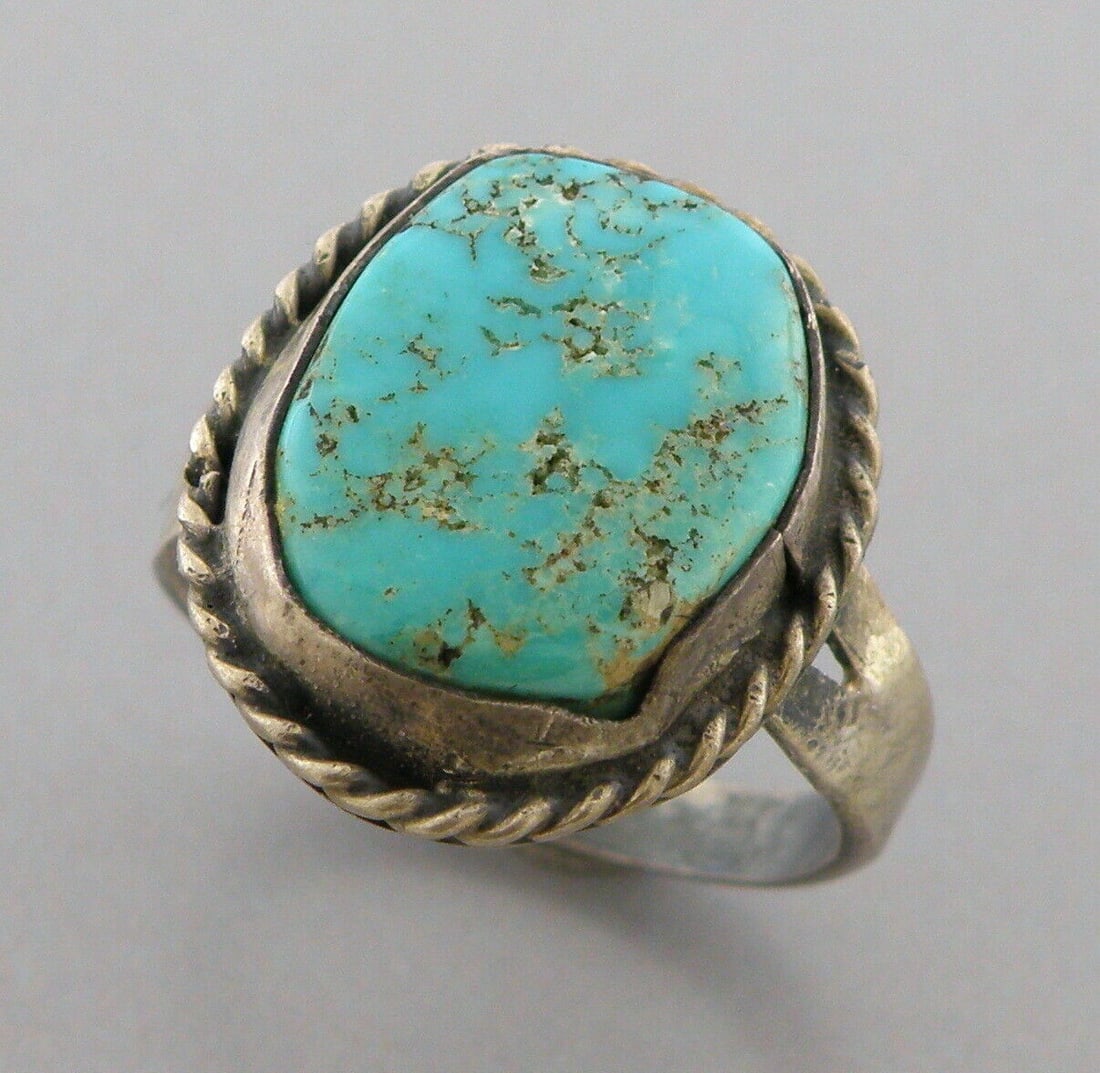 VINTAGE BEAUTIFUL NAVAJO STERLING SILVER TURQUOISE RING (1 of 2)