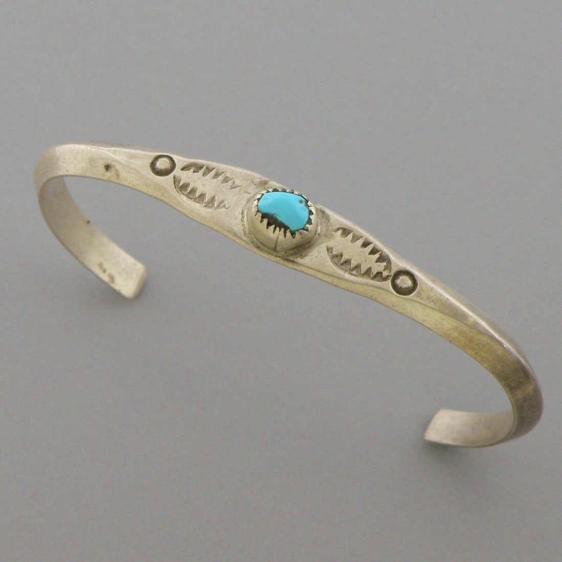 VINTAGE NAVAJO STERLING SILVER TURQUOISE CUFF BANGLE (1 of 2)