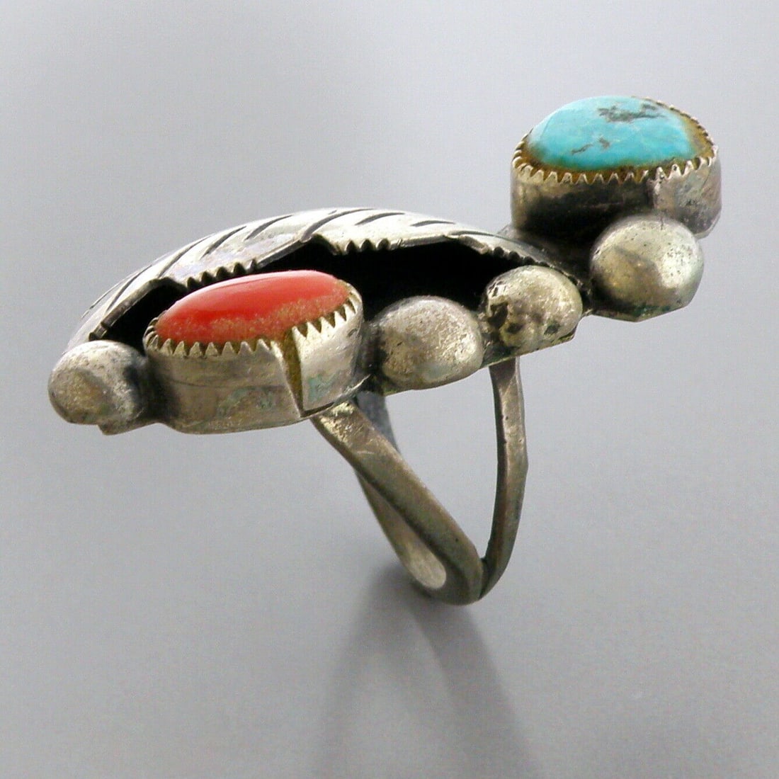VINTAGE BEAUTIFUL NAVAJO STERLING SILVER TURQUOISE CORAL RING (1 of 2)