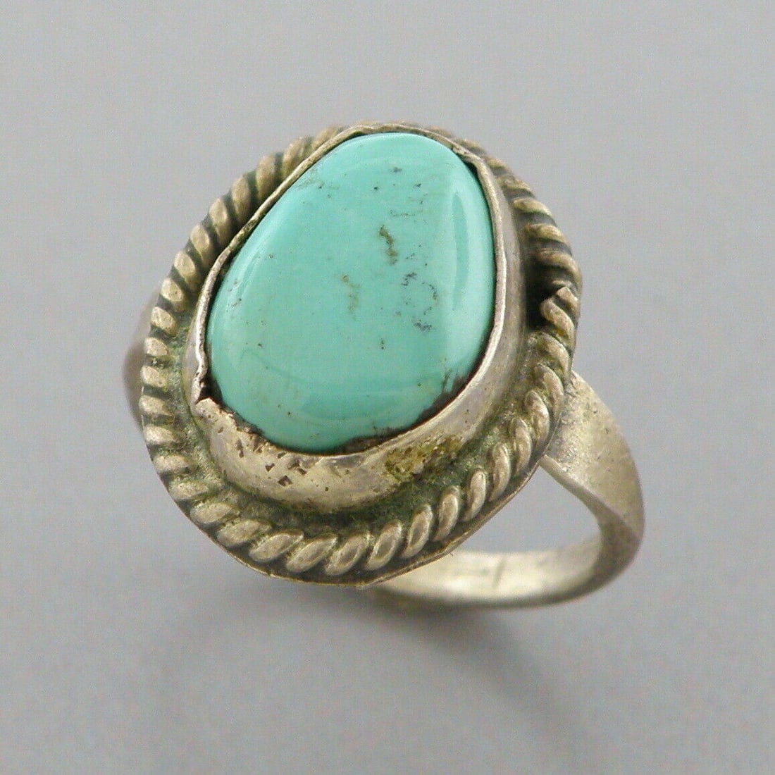 VINTAGE BEAUTIFUL NAVAJO STERLING SILVER TURQUOISE RING SIZE 2: VINTAGE TURQUOISE STERLING SILVER RING Vintage Navajo Turquoise sterling silver ring Size 2 Ring head measures 0.58" H x 0.46" W Vintage, Pre-owned, in good condition for its age, please refer to pics