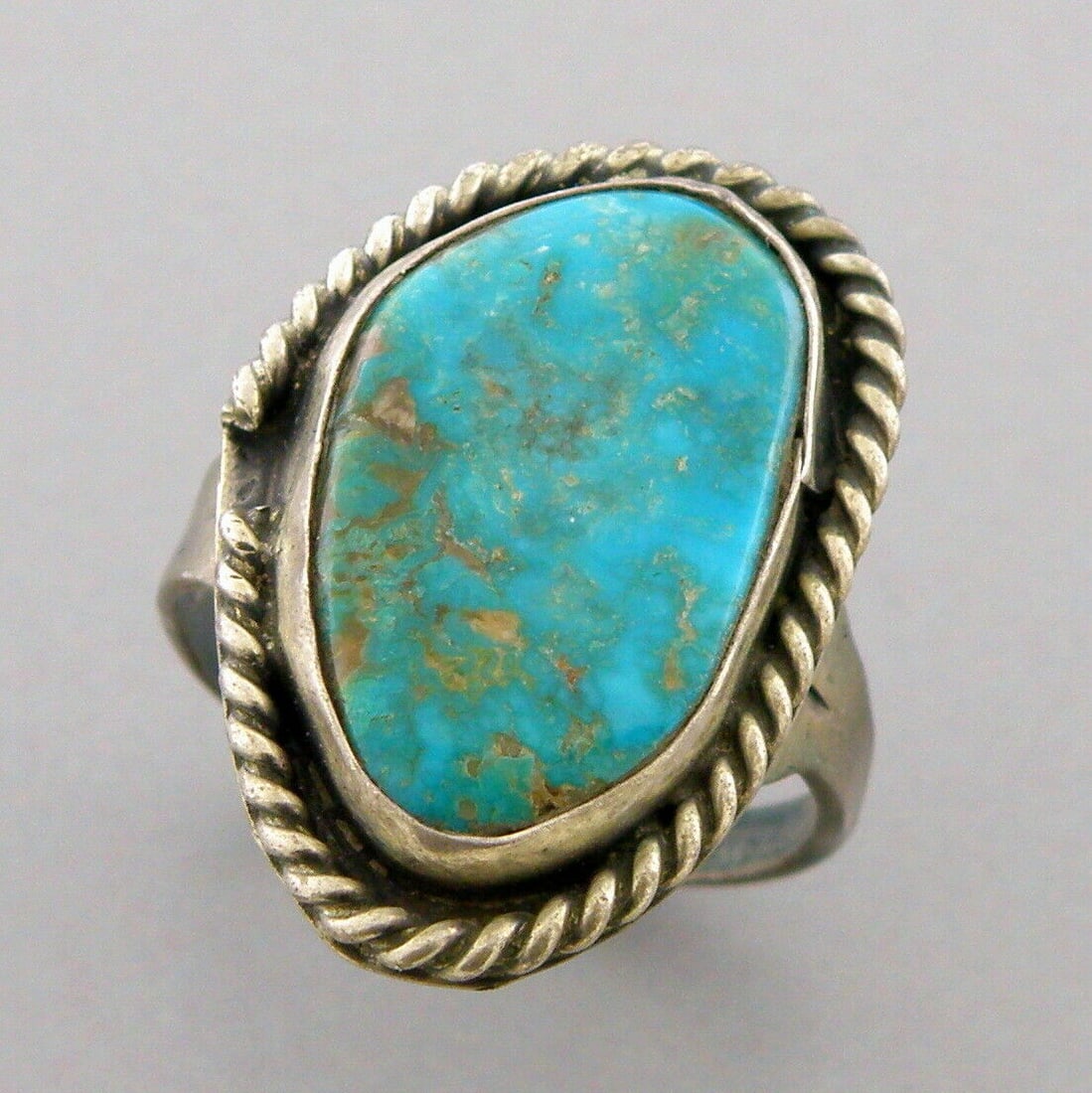VINTAGE BEAUTIFUL NAVAJO STERLING SILVER TURQUOISE RING (1 of 2)