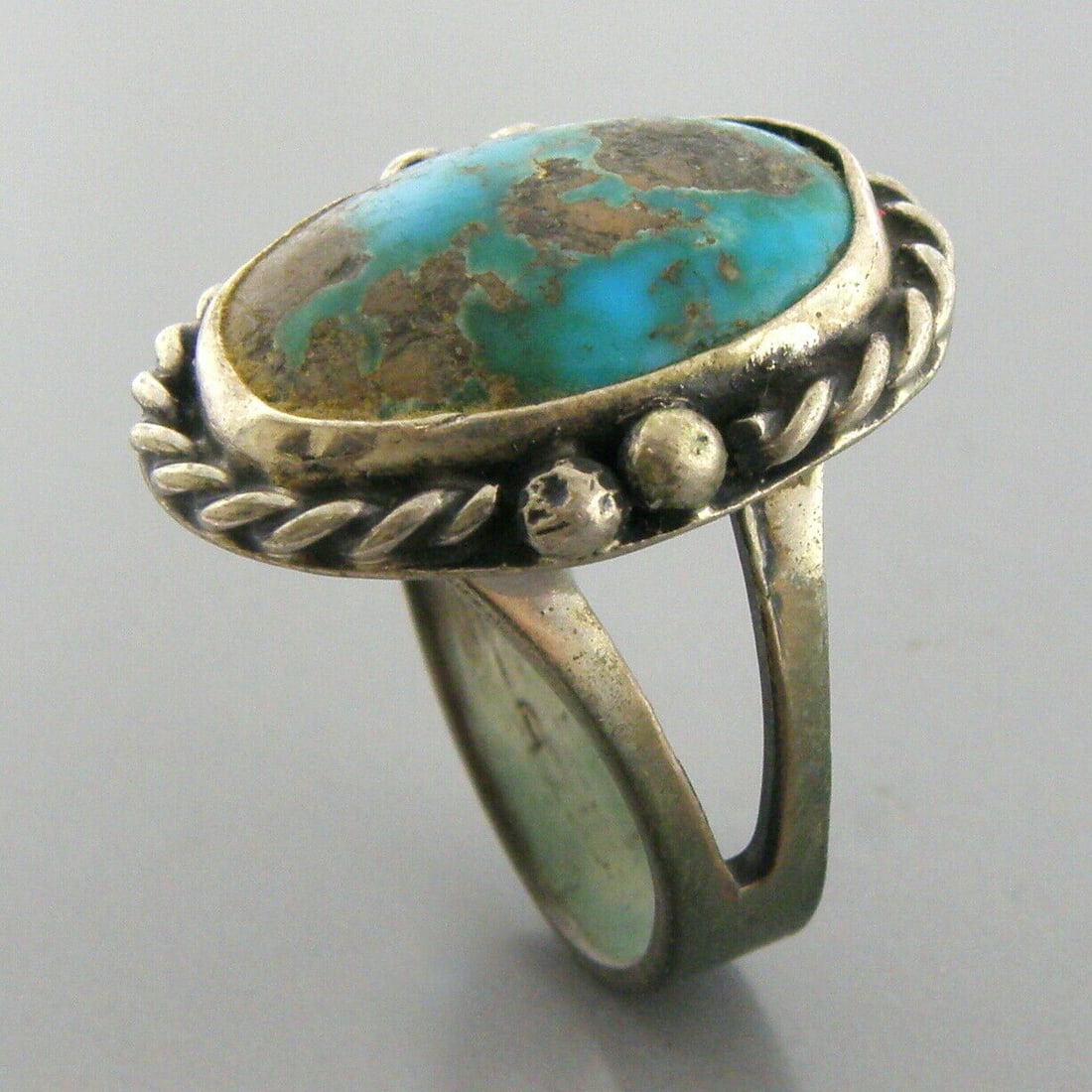 VINTAGE BEAUTIFUL EARLY NAVAJO STERLING SILVER TURQUOISE RING (1 of 2)