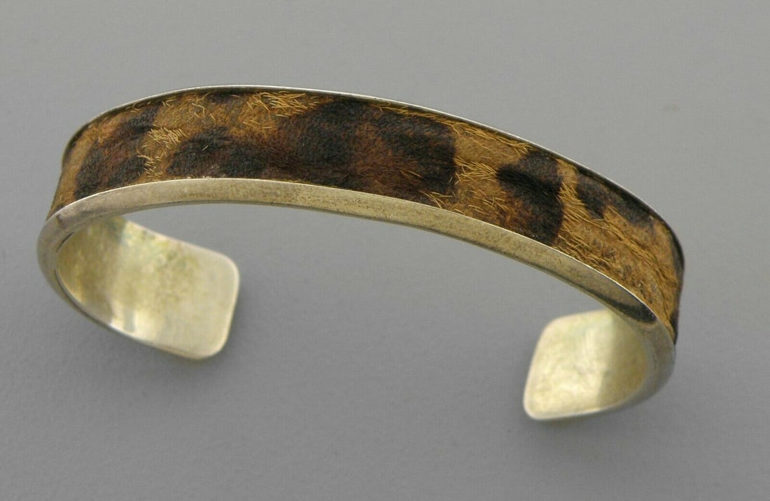 VINTAGE STERLING SILVER CHEETAH PRINT CUFF BANGLE (1 of 2)