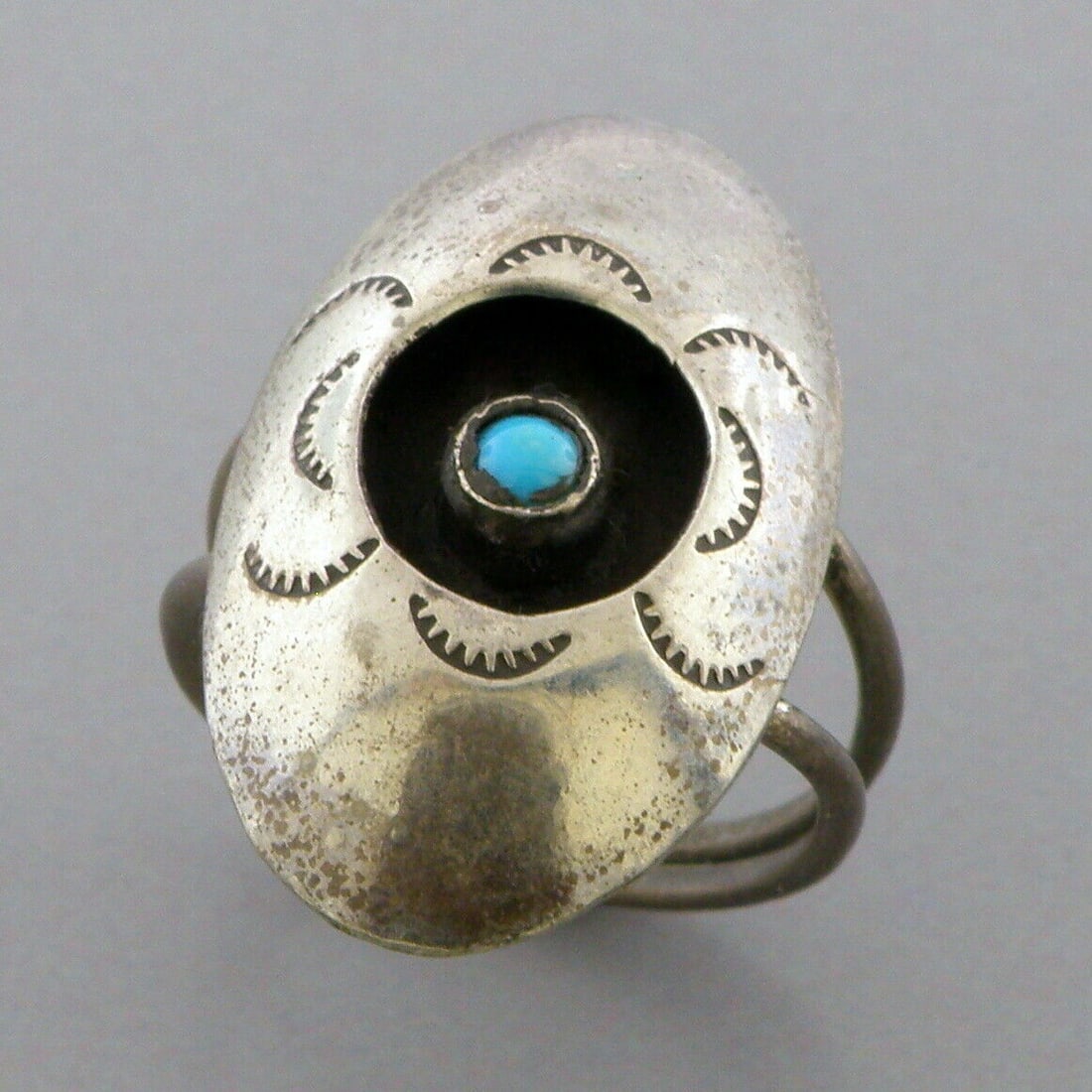VINTAGE BEAUTIFUL NAVAJO STERLING SILVER SHADOWBOX TURQUOISE RING (1 of 2)