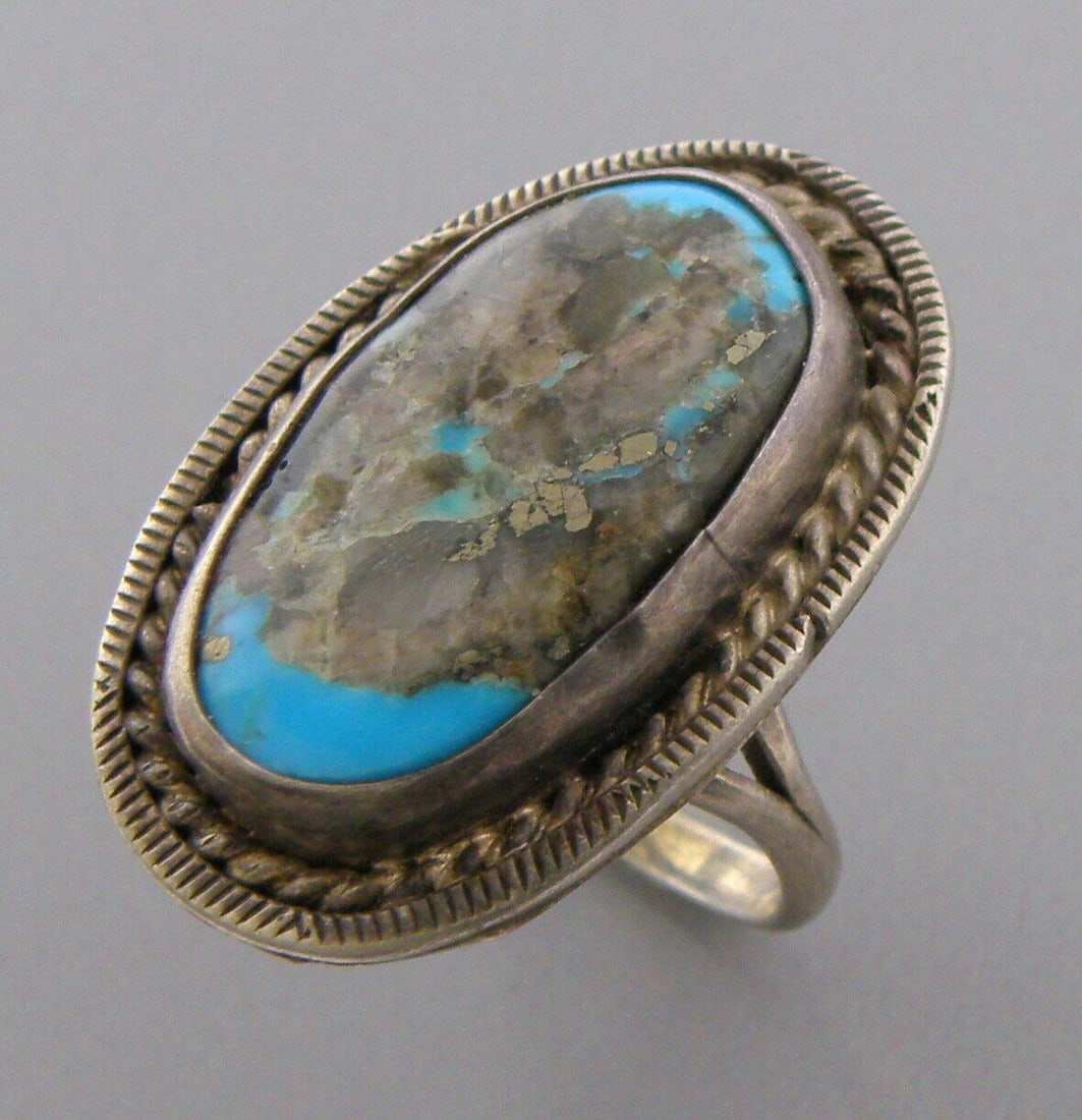 VINTAGE BEAUTIFUL NAVAJO STERLING SILVER TURQUOISE RING (1 of 2)