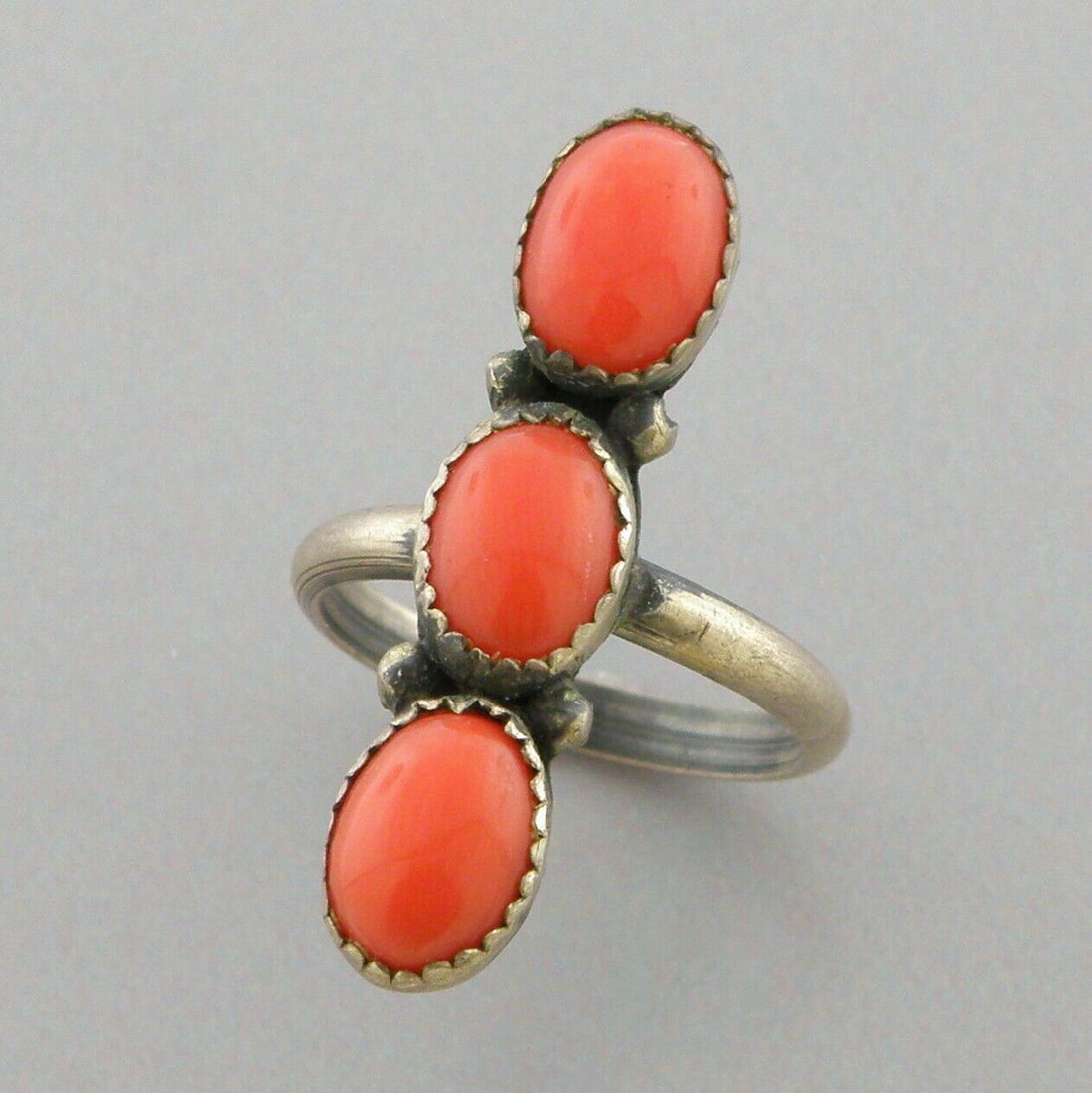 VINTAGE BEAUTIFUL NAVAJO STERLING SILVER OX BLOOD TRIPLE CORAL RING (1 of 2)