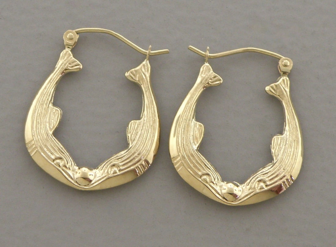 14K YELLOW GOLD HOLLOW SHRIMP HOOP EARRINGS WHALE: NEW 14K YELLOW GOLD WHALE EARRINGS New 14K Yellow Gold Earrings Measures: 20mm in diameter Hollow Shrimp Earrings with clasp backing Earrings have a polished finish Stamp: 14k 1.5g