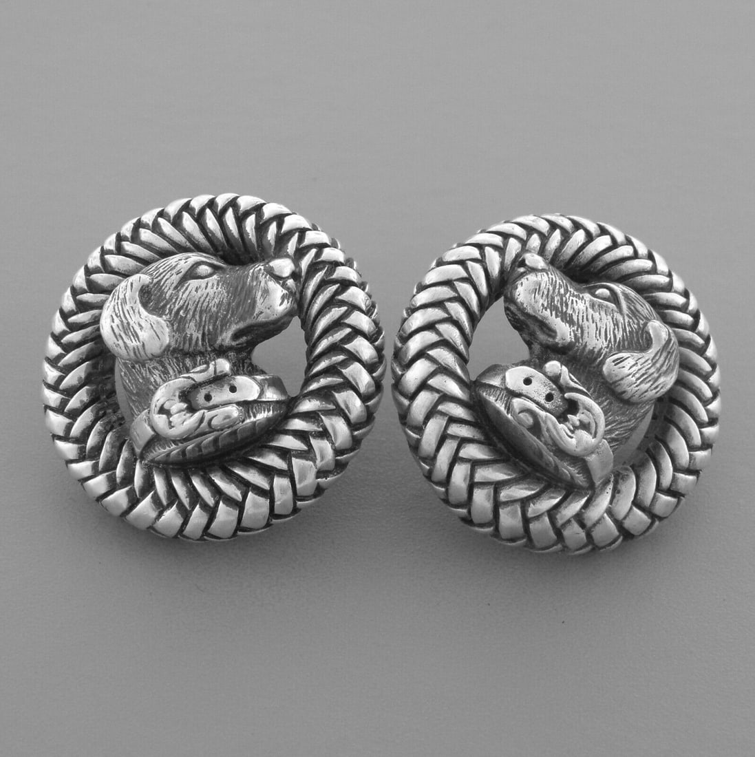 KIESELSTEIN CORD SILVER CIRCLE LABRADOR DOG EARRINGS: KIESELSTEIN CORD STERLING SILVER EARRINGS Measures 1.19" in diameter Kieselstein cord Sterling silver dog Earrings Pre-owned, in good condition, please refer to pics Stamped KIESELSTEIN CORD 1996 MOON