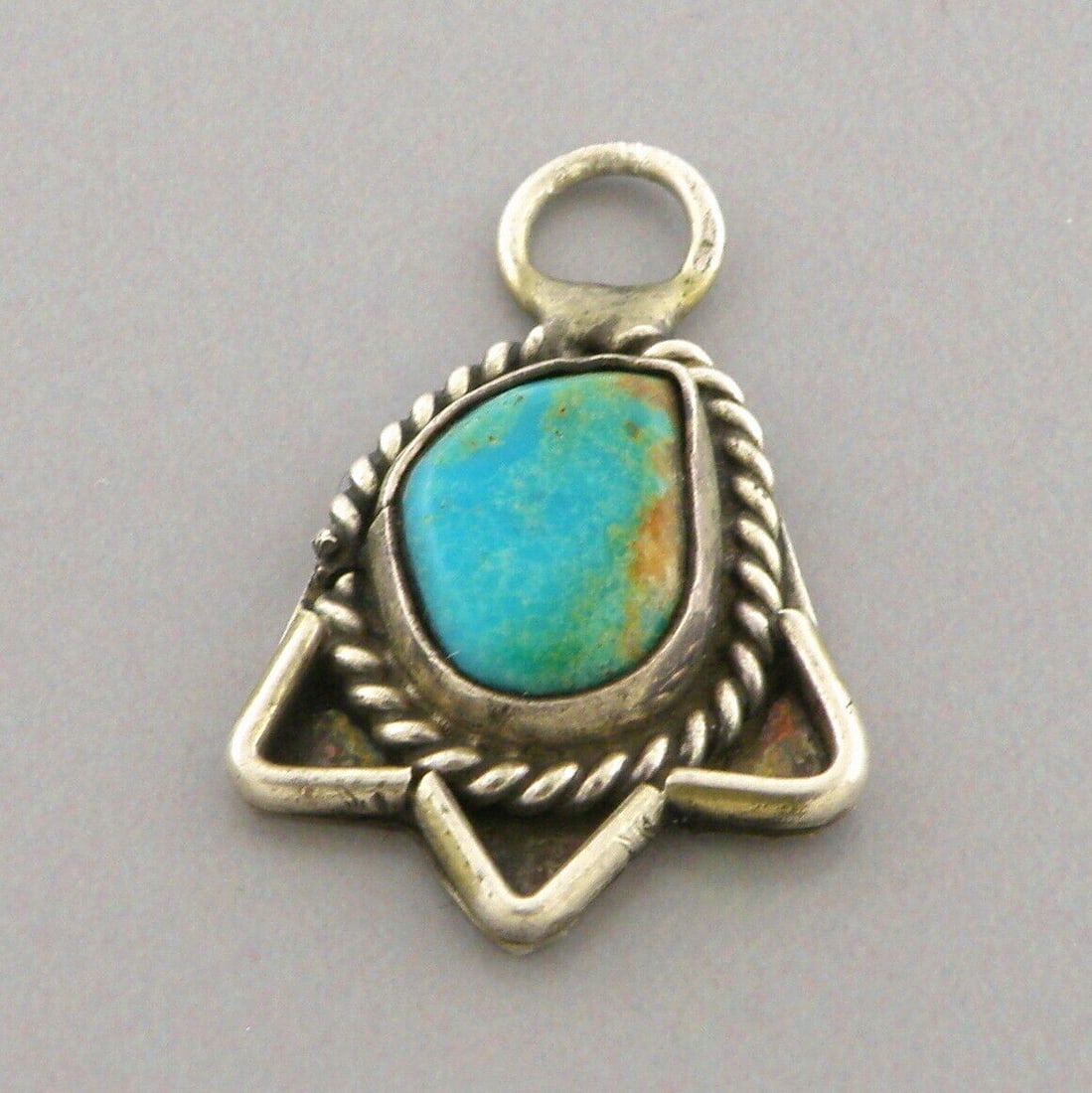 VINTAGE NAVAJO STERLING SILVER TURQUOISE PENDANT (1 of 2)