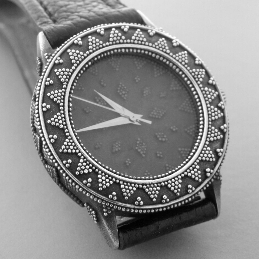 VINTAGE JOHN HARDY STERLING SILVER MENS WATCH: JOHN HARDY MENS WATCH John hardy mens sterling silver and leather watch Will fit upto 8.5" wrist Face & case Measures 37.9mm wide without crown Vintage Pre-owned, in good condition, minor wear, origin