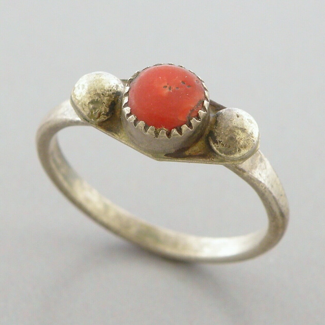 VINTAGE BEAUTIFUL NAVAJO STERLING SILVER OX BLOOD CORAL RING (1 of 2)