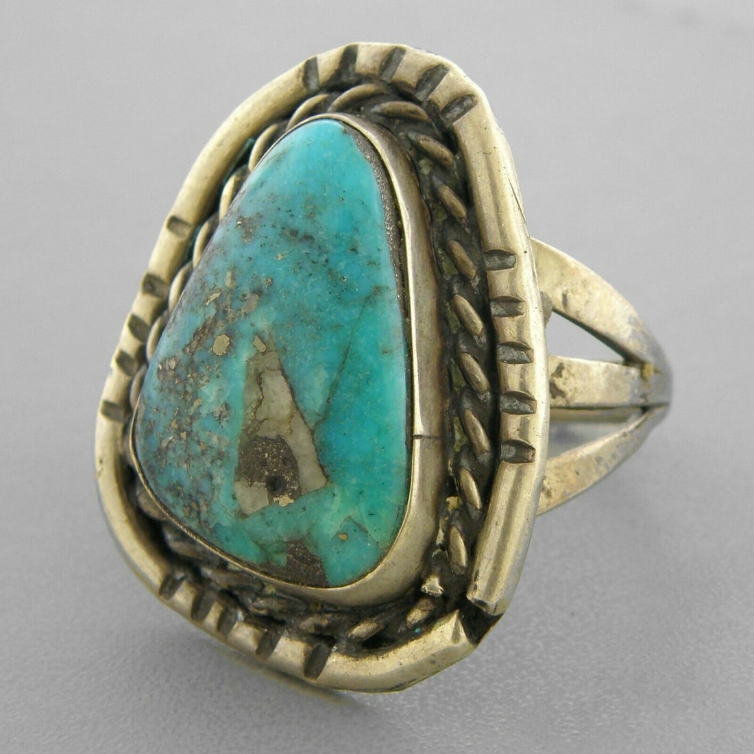 VINTAGE NAVAJO STERLING SILVER TURQUOISE RING (1 of 2)