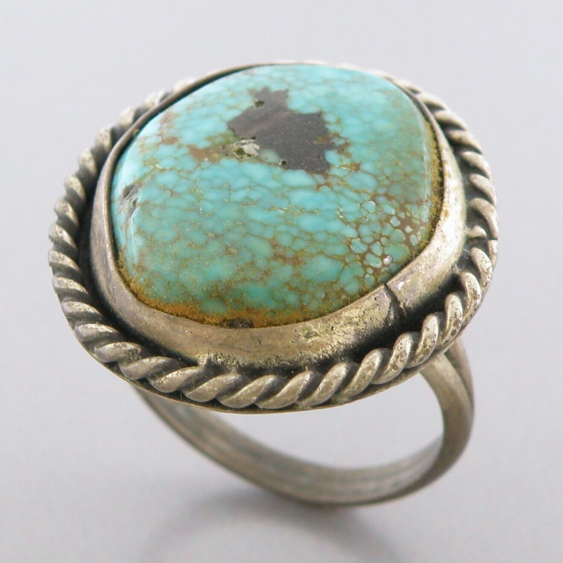 VINTAGE BEAUTIFUL NAVAJO STERLING SILVER TURQUOISE RING (1 of 2)