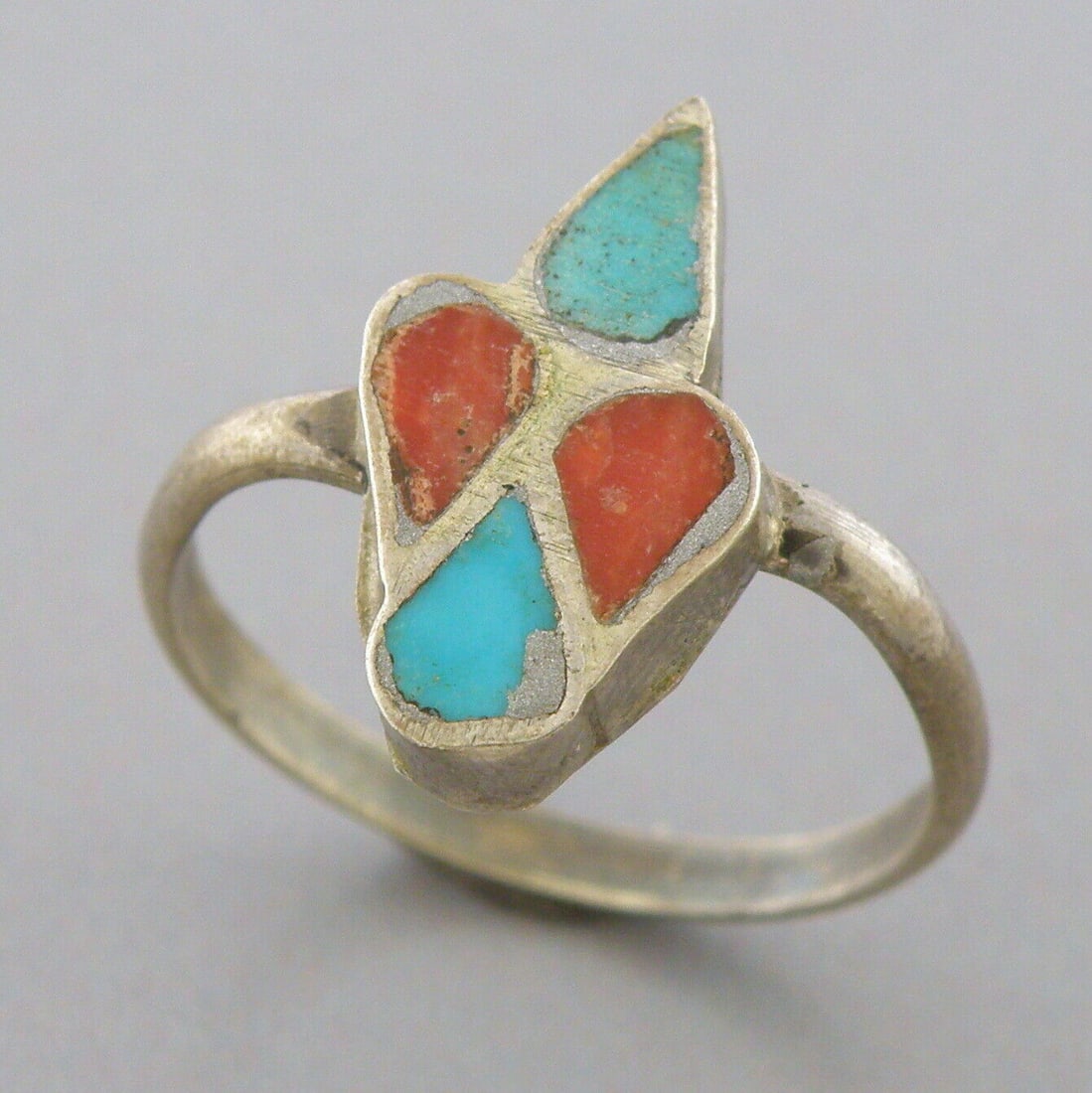 VINTAGE NAVAJO STERLING SILVER CORAL & TURQUOISE INLAY RING SIZE 6: VINTAGE TURQUOISE STERLING SILVER RING Vintage Navajo Turquoise & coral inlay sterling silver ring Size 6 Ring Measures 0.62" H x 0.34" W Vintage, Pre-owned, in good condition for its age, please refe