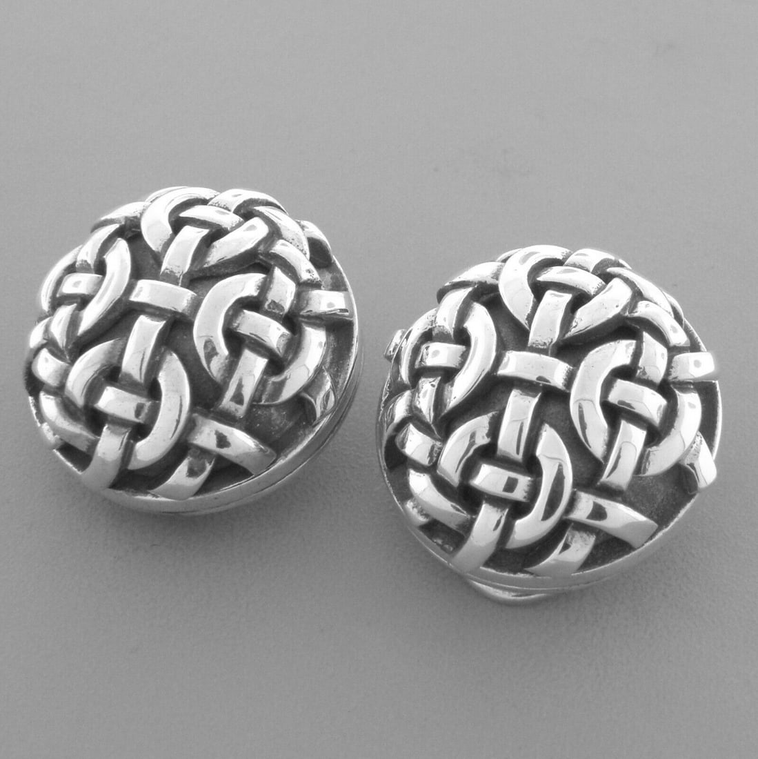 KIESELSTEIN CORD STERLING SILVER WOVEN CIRCLE EARRINGS: KIESELSTEIN CORD STERLING SILVER EARRINGS Measures 0.80" in diameter Kieselstein cord Sterling silver circle Earrings Pre-owned, in good condition, please refer to pics Stamped KIESELSTEIN CORD 1997 M