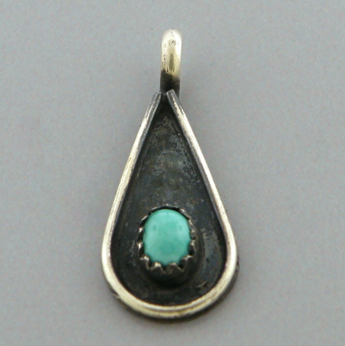 VINTAGE NAVAJO STERLING SILVER TURQUOISE PEAR SHAPE PENDANT (1 of 2)
