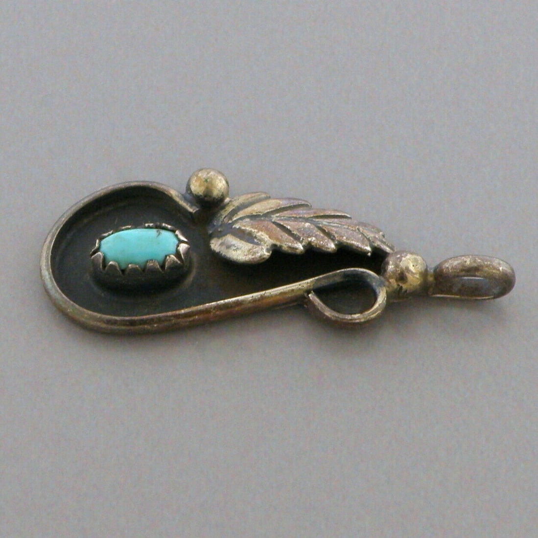 VINTAGE NAVAJO STERLING SILVER TURQUOISE PEAR SHAPE PENDANT (1 of 2)