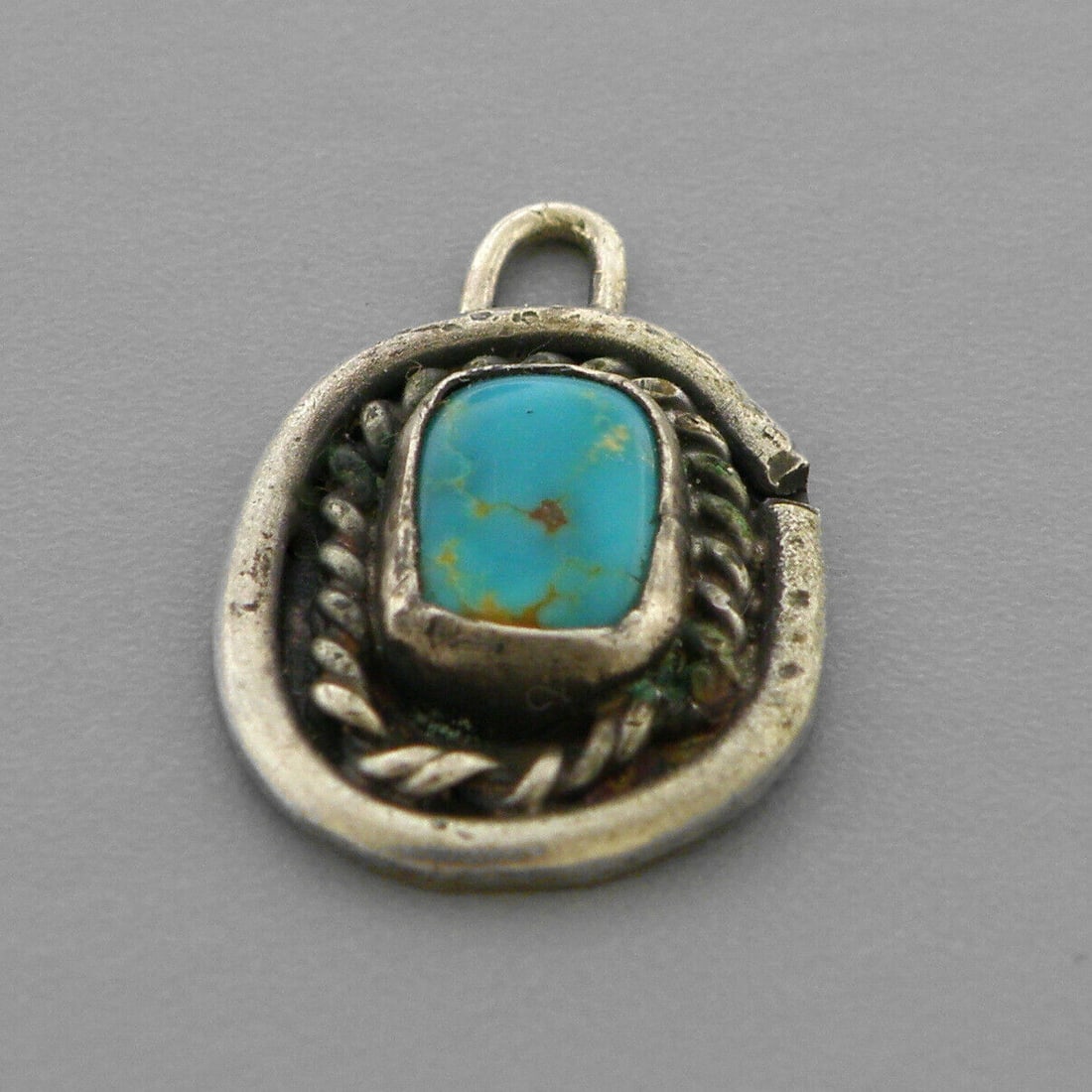 VINTAGE NAVAJO STERLING SILVER TURQUOISE PENDANT (1 of 2)