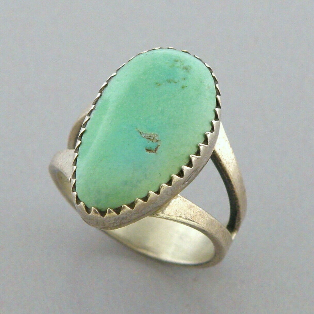 VINTAGE BEAUTIFUL NAVAJO STERLING SILVER ROYSTON TURQUOISE RING SIZE 5.5: VINTAGE TURQUOISE STERLING SILVER RING Vintage Navajo Royston Turquoise sterling silver ring Size 5.5 Ring head measures 0.71" H x 0.45" W Vintage, Pre-owned, in good condition for its age, please ref
