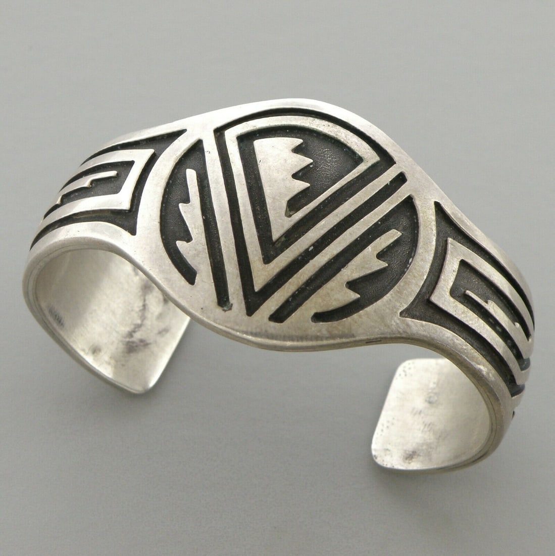 VINTAGE NAVAJO STERLING SILVER OVERLAY CUFF BANGLE (1 of 2)