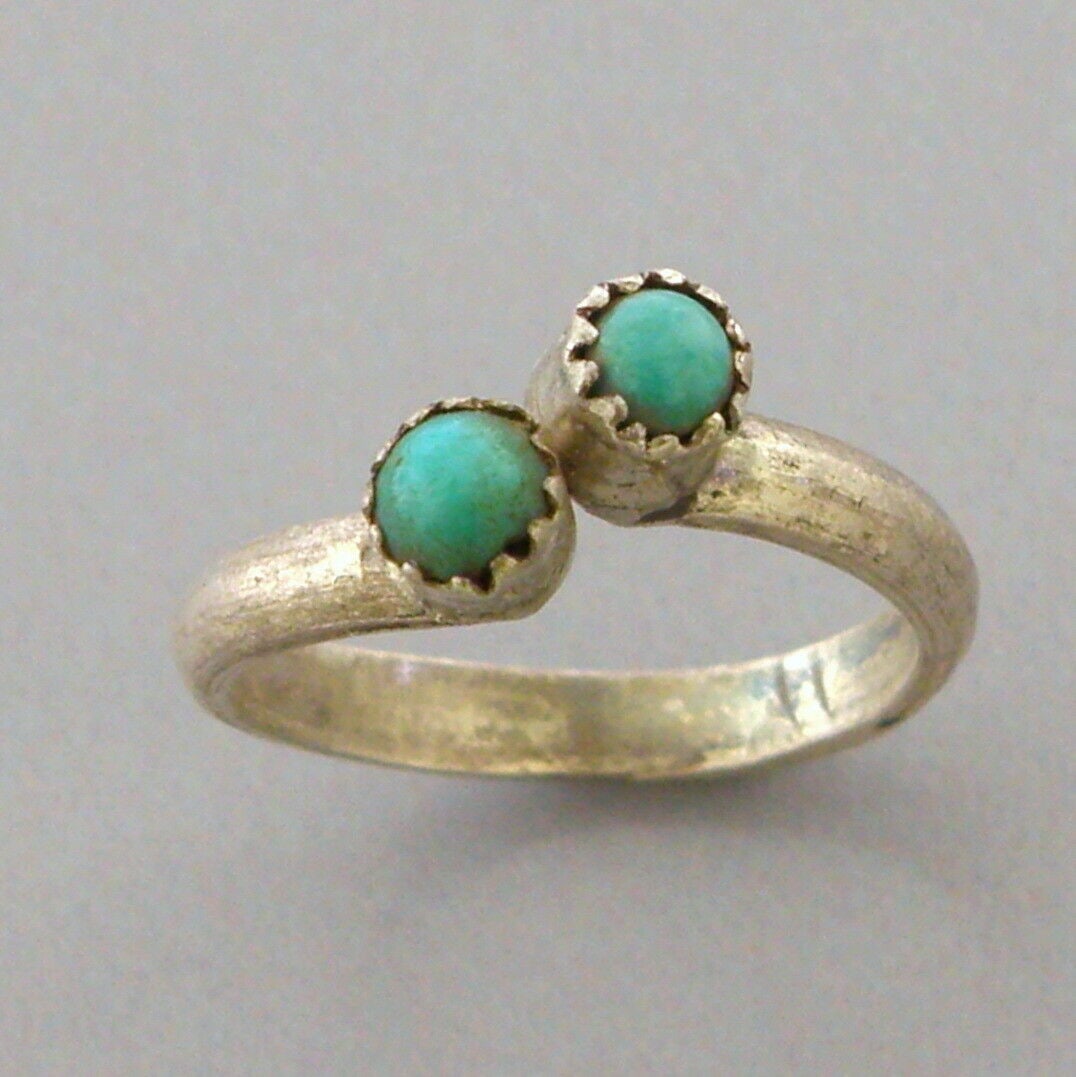 VINTAGE NAVAJO STERLING SILVER SNAKE EYE TURQUOISE RING: VINTAGE TURQUOISE STERLING SILVER RING Vintage Navajo Turquoise sterling silver snake eye ring Size 3 Ring head measures 0.26" wide Vintage, Pre-owned, in good condition for its age, please refer to p