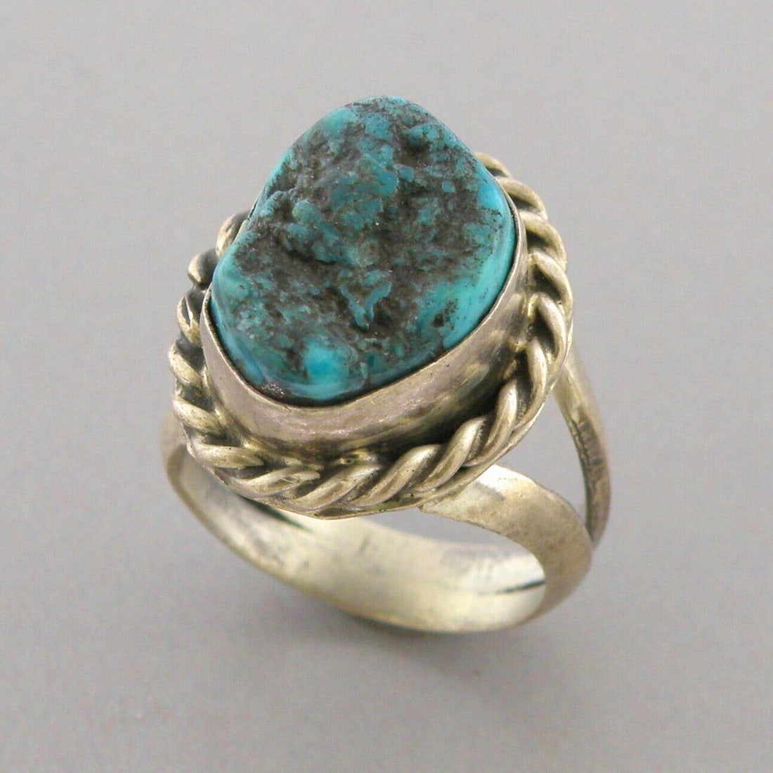 VINTAGE BEAUTIFUL NAVAJO STERLING SILVER NUGGET TURQUOISE RING (1 of 2)