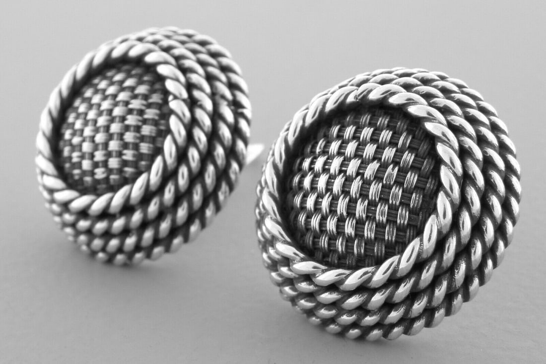VINTAGE JOHN HARDY STERLING SILVER BASKETWEAVE EARRINGS: JOHN HARDY STERLING SILVER EARRINGS Earrings measure 1.03" in diameter John Hardy Sterling silver large basketweave earrings Pre-owned in good condition, minor wear due to age, please refer to picsCli