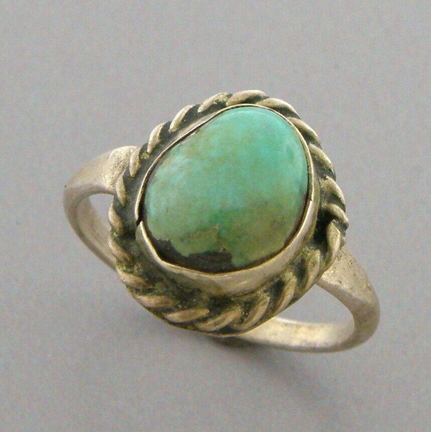 VINTAGE BEAUTIFUL NAVAJO STERLING SILVER TURQUOISE RING (1 of 2)