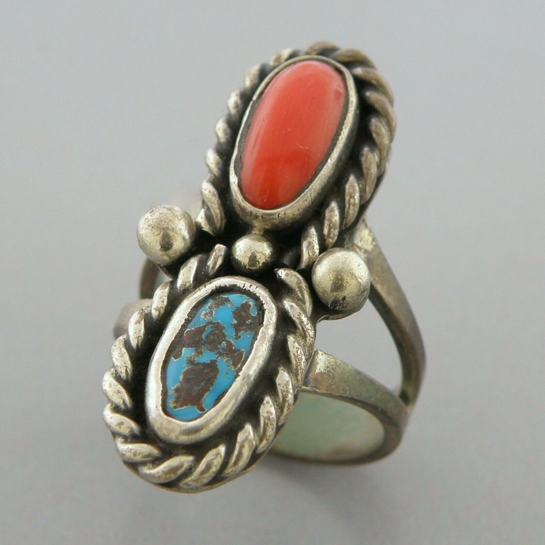 VINTAGE BEAUTIFUL NAVAJO STERLING SILVER TURQUOISE CORAL RING (1 of 2)
