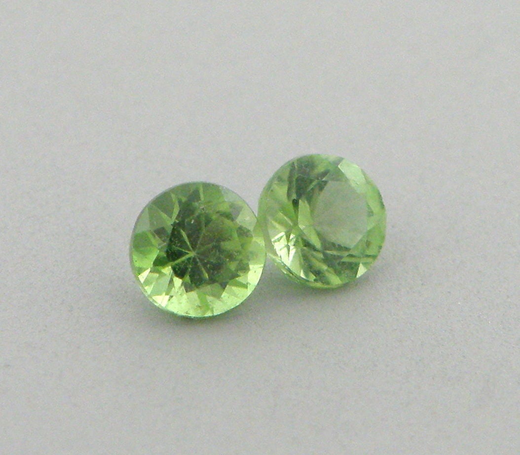 NATURAL 4MM MATCHING PAIR GREEN PERIDOT ROUND CUT (1 of 2)