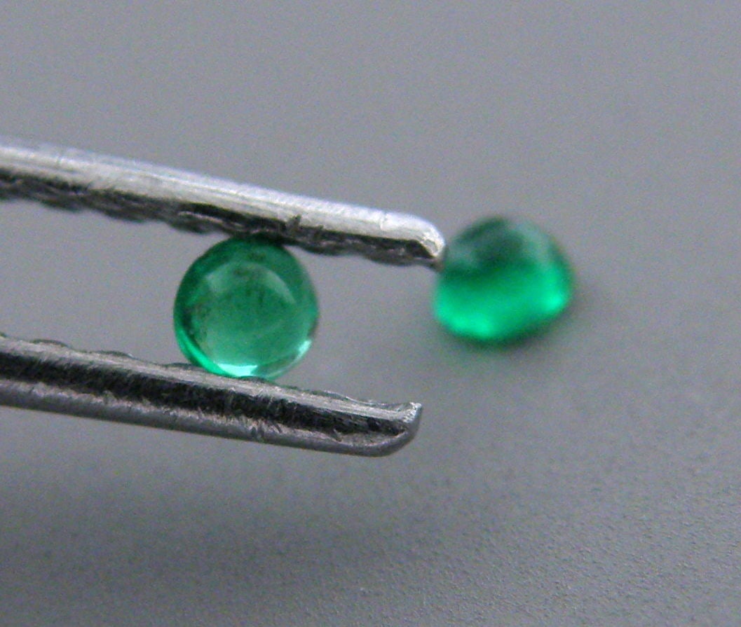 2.4mm ROUND MATCHING PAIR CABOCHON COLOMBIAN EMERALD: LOOSE NATURAL MATCHING PAIR COLOMBIAN EMERALD Sale is for 2 round cabochon natural Colombian Emeralds Matching pair Emeralds measures 2.4mm in diameter Natural New, never used before