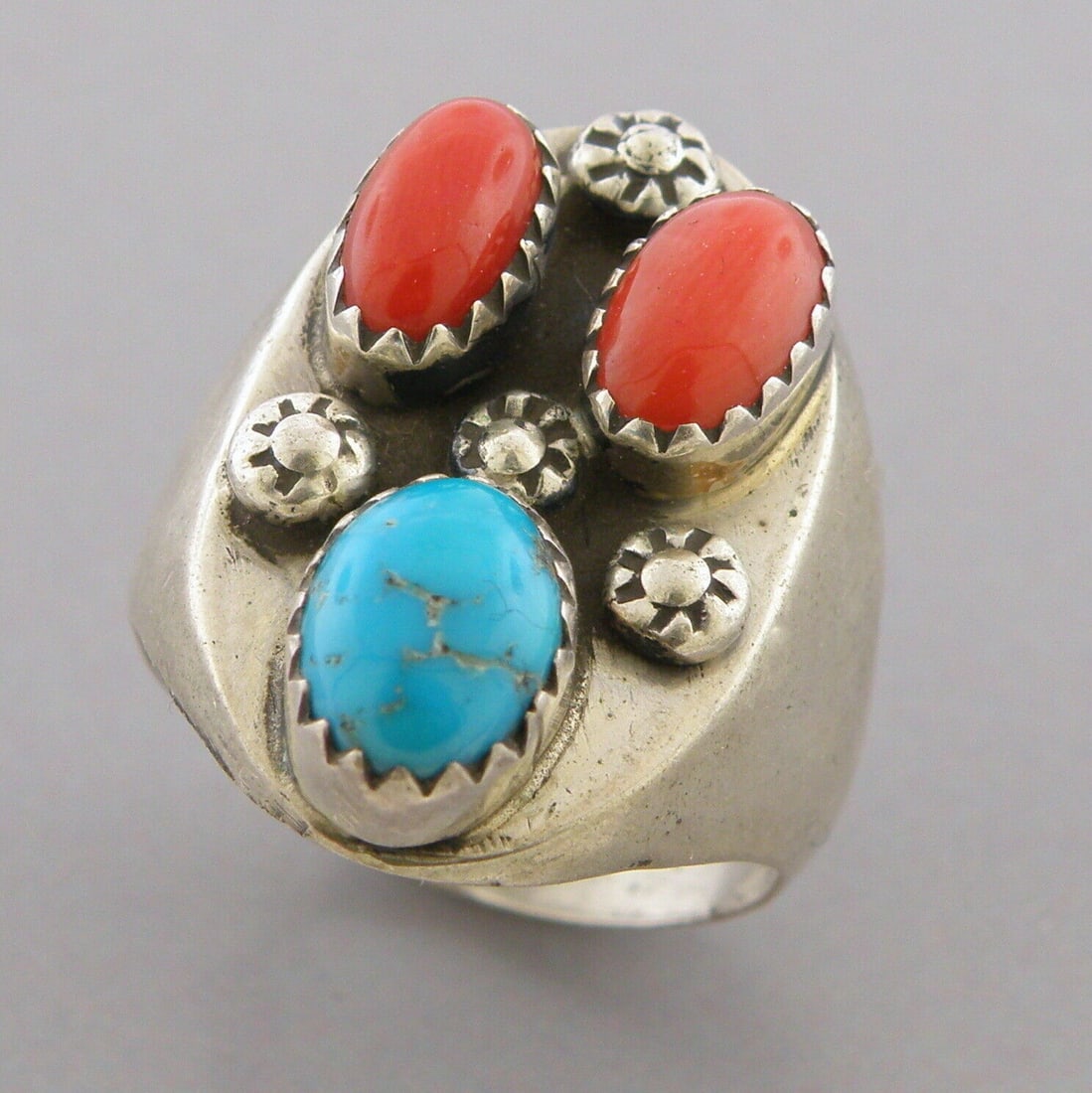 VINTAGE SOUTHWESTERN STERLING SILVER CORAL TURQUOISE RING (1 of 2)