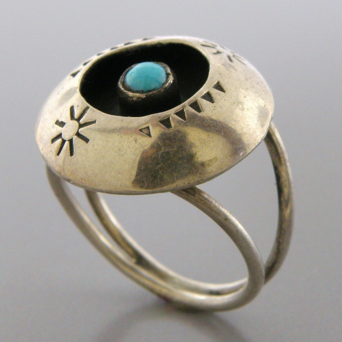 VINTAGE BEAUTIFUL NAVAJO STERLING SILVER SHADOWBOX TURQUOISE RING (1 of 2)