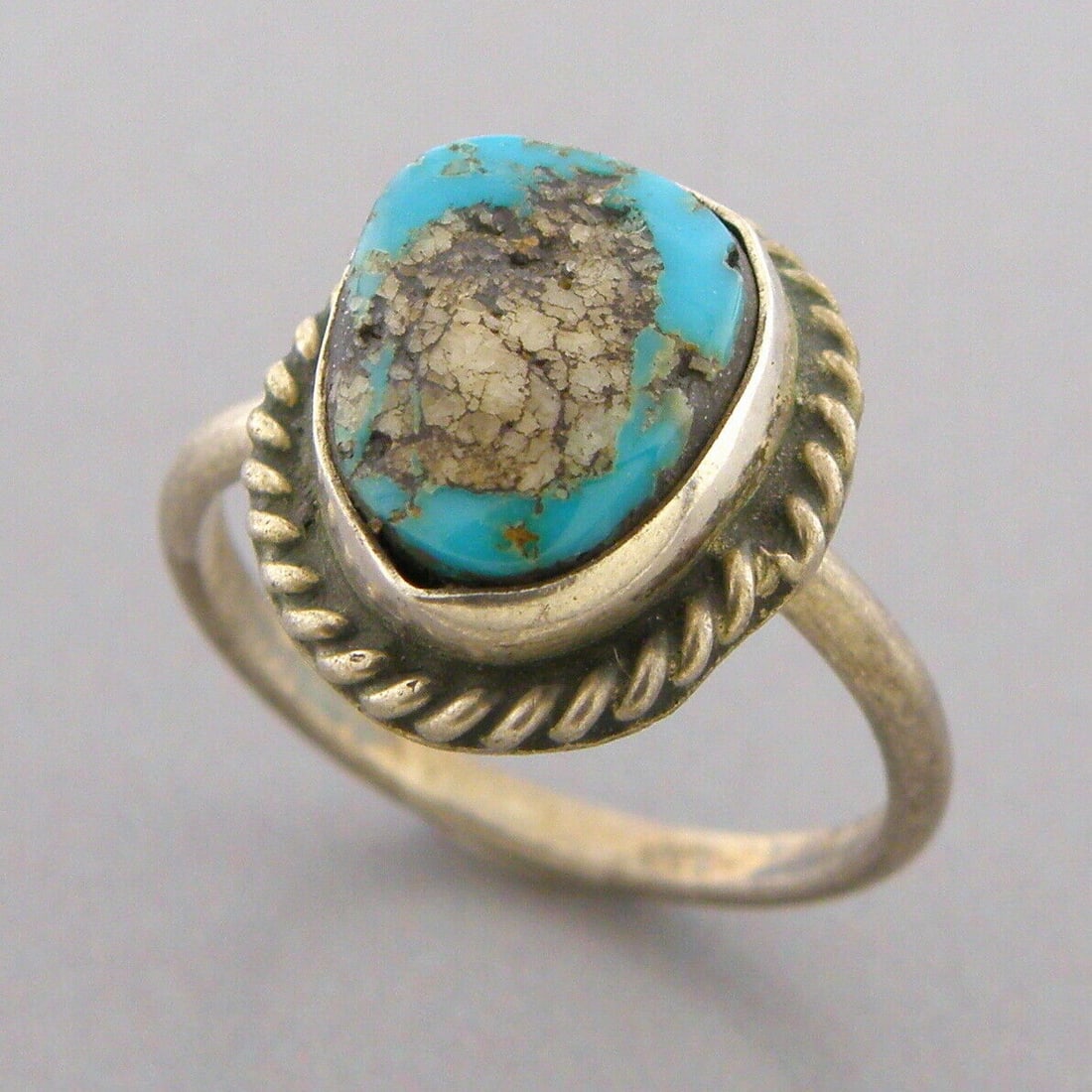 VINTAGE EARLY NAVAJO STERLING SILVER TURQUOISE RING: VINTAGE TURQUOISE STERLING SILVER RING Vintage Navajo Turquoise sterling silver ring Size 4.25 Ring head measures 0.46" L x 0.52" W Vintage, Pre-owned, in good condition for its age, please refer to p