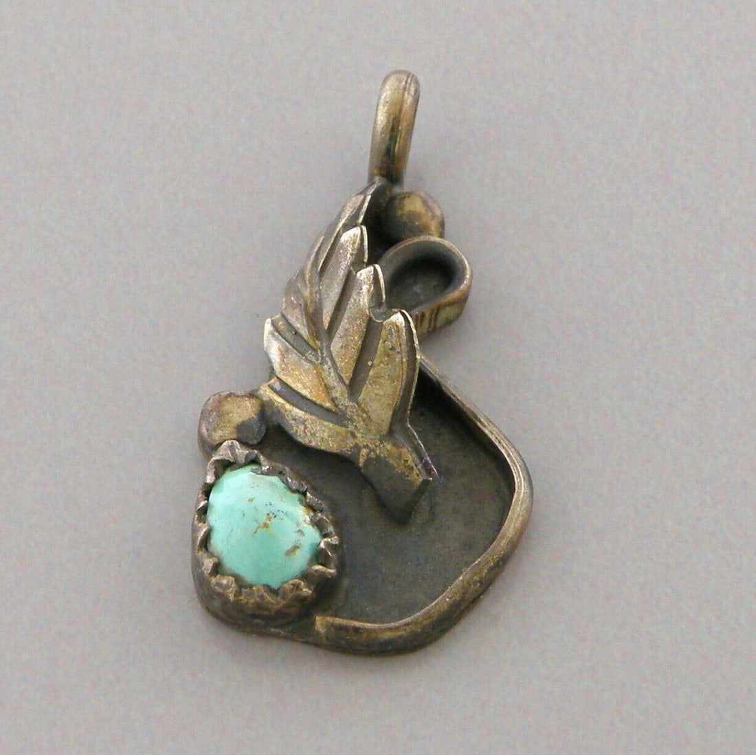 VINTAGE NAVAJO STERLING SILVER TURQUOISE LEAF PENDANT (1 of 2)