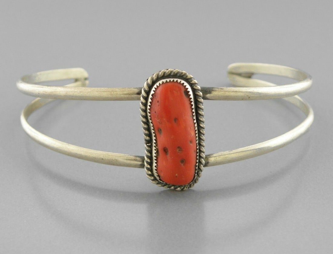VINTAGE BEAUTIFUL NAVAJO STERLING SILVER CORAL CUFF (1 of 2)