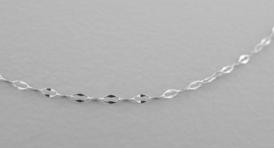 NEW 14K WHITE GOLD CABLE CHAIN, 18\" NECKLACE ITALY: NEW 14K WHITE GOLD 18" CHAINNecklace measures 18\" Long x 0.8mm Wide14K White gold chainNewStamped 14KT ITALYTotal weight 0.5 grams