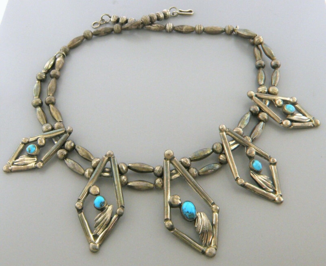 VINTAGE BEAUTIFUL NAVAJO STERLING SILVER TURQUOISE NECKLACE (1 of 2)