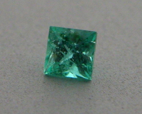 3mm PRINCESS CUT LOOSE NATURAL COLOMBIAN EMERALD: LOOSE NATURAL PRINCESS CUT COLOMBIAN EMERALDSale is for 1 princess cut natural Colombian emeraldEmerald measures 3mm x 3mmIf you want matching pair please let me know.New, never used before