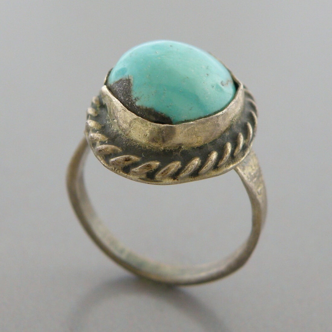 VINTAGE BEAUTIFUL NAVAJO STERLING SILVER TURQUOISE RING KIDS SIZE 1.5: VINTAGE TURQUOISE STERLING SILVER RING Vintage Navajo Turquoise sterling silver ring Size 1.5 Ring head measures 0.57" H x 0.47" W Vintage, Pre-owned, in good condition for its age, please refer to pi